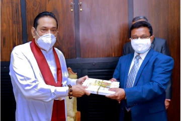 "நாடாளுமன்ற ஒழுங்கு விதிகள் - மதிப்பாய்வு நூலின் இரண்டாவது தொகுப்பு” பிரதமரிடம் வழங்கிவைப்பு