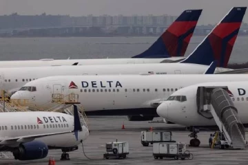 நடுவானில் விமான பணியாளரை முத்தமிட்ட பயணி: மதுபோதையில் அத்துமீறிய முதியவர்