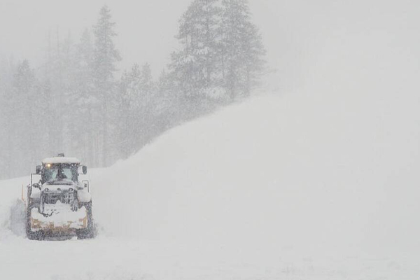 கலிபோர்னியாவில் பனிச்சரிவு: 8 பேரின் உடல்கள் மீட்பு | Eight Skiers Found Dead After California