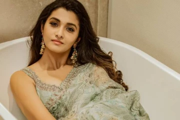 18 வருட காதல்!! ECR பங்களாவில் காதலருக்கு முத்தமழை பொழிந்து திருமணத்தை உறுதிசெய்த பிரியா பவானி சங்கர்..