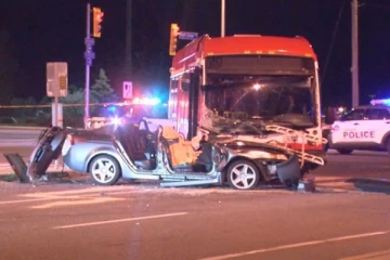 நள்ளிரவில் நடந்த கோர சம்பவம்: உடல் நசுங்கி பலியான இளைஞர்