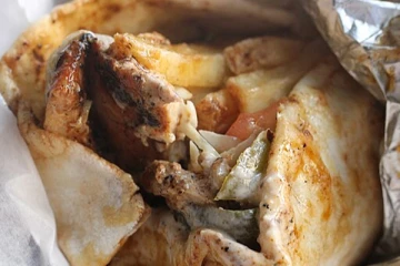 ஷவர்மா சாப்பிட்ட 12 பேருக்கு மோசமான உடல்நிலை - மருத்துவமனையில் அனுமதி