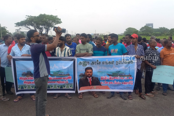 தமிழீழ விடுதலைப் புலிகளின் காலத்தில் இது நடக்கவில்லை...! ரவிகரன் எம்.பி பகிரங்கம் | Jaffna Fisherfolk Protest Against Indian Trawler தமிழீழ விடுதலைப் புலிகளின் காலத்தில் இது நடக்கவில்லை...! ரவிகரன் எம்.பி பகிரங்கம் | Jaffna Fisherfolk Protest Against Indian Trawler