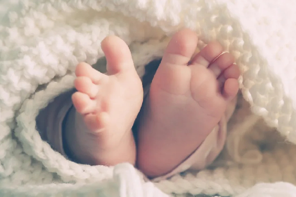 பிறந்து 13 நாட்களேயான ஆண் குழந்தை உயிரிழப்பு | A 13 Day Old Baby Boy Dies