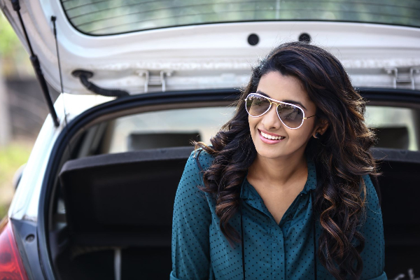 முன்னணி நாயகியாக இருக்கும் பிரியா பவானி ஷங்கர் காரின் விலை எவ்வளவு தெரியுமா? | Actress Priya Bhavani Shankar Car Prize Details