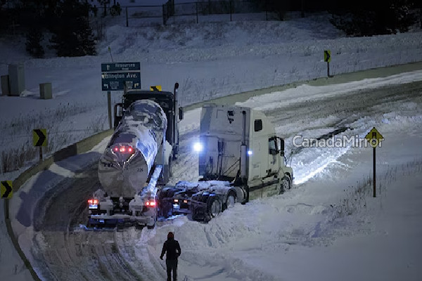 உறைமழை, பனிப்பொழிவு ;கனடாவில் மின் தடை குறித்து எச்சரிக்கை! | Freezing Rain Snow Could Trigger Power Outages