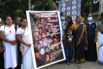 மட்டக்களப்பில் பெருமளவு மக்கள் சுடரேற்றி அஞ்சலி