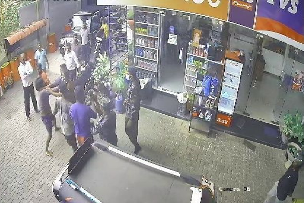 ஐ.ஓ.சி எரிபொருள் நிரப்பு நிலைய உரிமையாளர் மீது தாக்குதல் - ஐபிசி தமிழ்