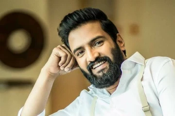 சந்தானத்திடம் பெண் குரலில் பேசி ஏமாற்றிய டாப் நடிகர். யார் தெரியுமா?