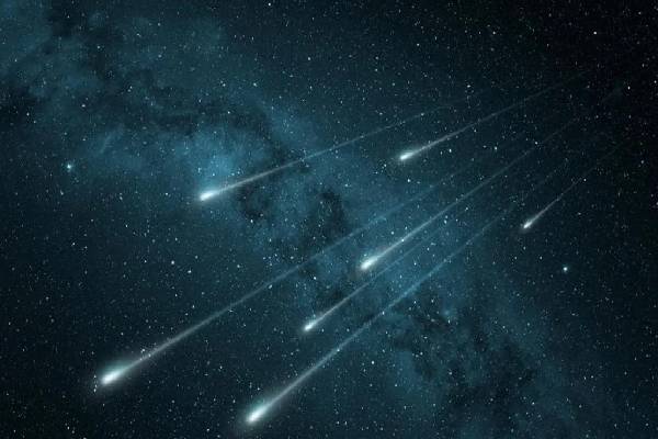 நிலவின் வெளிச்சத்தையும் மீறும் விண்கற்கள் ; வானில் நட்சத்திர வேட்டை | Meteors About To Fall In A Miraculous Shower Sky