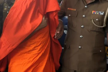 காத்திருக்கையில் கையும் களவுமாக சிக்கிய பிக்கு!