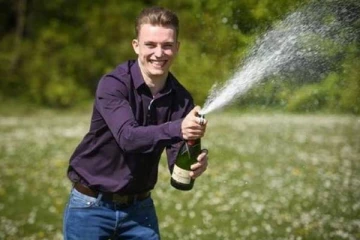 கோடீஸ்வரனாக மாறிய அதே நாளில் மனதுக்கு பிடித்த அழகிய பெண்ணுடன் முதல் டேட்டிங்! பிரித்தானிய இளைஞனுக்கு இரட்டை அதிர்ஷ்டம்