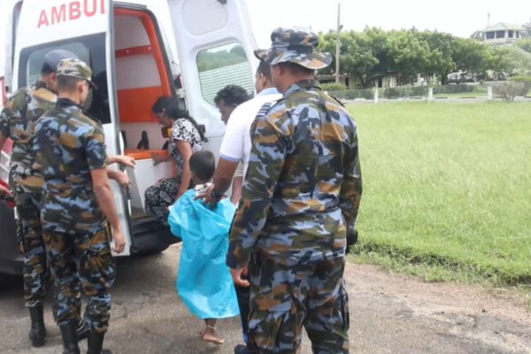 வவுனியாவில் வீட்டு கூரையில் சிக்கிய குடும்பம் ; ஹெலி மூலம் மீட்ட விமானப்படை | Army Rescues Family Trapped On Vavuniya