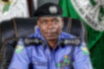 குடியிருப்பு பகுதிக்குள் புகுந்து துப்பாக்கி சூடு நடத்திய பொலிஸ்...5 பேர் பலி