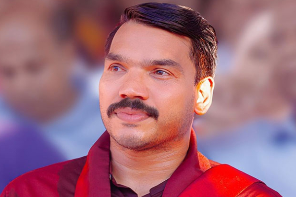 நெருங்கிய நண்பரை காவல்துறையில் ஒப்படைக்குமாறு நாமலுக்கு வலியுறுத்து! | Urge Slpp To Hand Over Sampath Manamperi