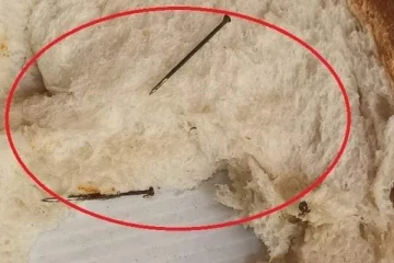 பாணுக்குள் துருப்பிடித்த குண்டூசிகள் - யாழில் சம்பவம்