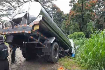 பாலுடன் சென்ற பௌசர் வீதியை விட்டு விபத்து