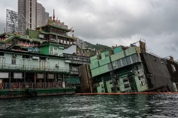 கடலில் மூழ்கிய ஹொங்ஹொங்கின் சின்னமான மிதக்கும் உணவகம்