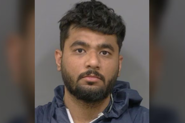 பீல் பிராந்தியத்தில் துப்பாக்கிச் சூட்டுடன் தொடர்புடைய ஒருவர் கைது | 1 Charged 1 Outstanding Following 2 Extortion