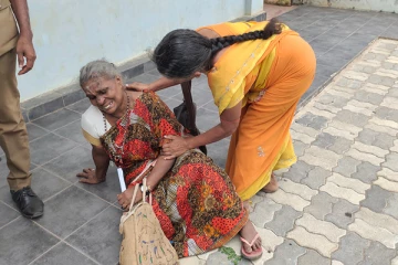 திடீரென சுகவீனமுற்று விழுந்த தாயார்! அனைவரின் கவனத்தையும் ஈர்த்த சிங்கள பொலிஸ் யுவதியின் செயல் (Video)