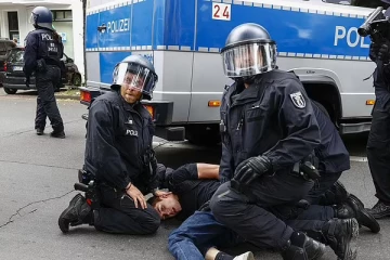 ஜேர்மன் தலைநகரில் நூற்றுக்கணக்கான போராட்டக்காரர்கள் தடையை மீறி பேரணி: பொலிசாருடன் மோதல்