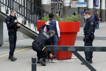 பிரான்ஸில் மக்களை ஓடவிட்ட மர்ம நபரால் பரபரப்பு!