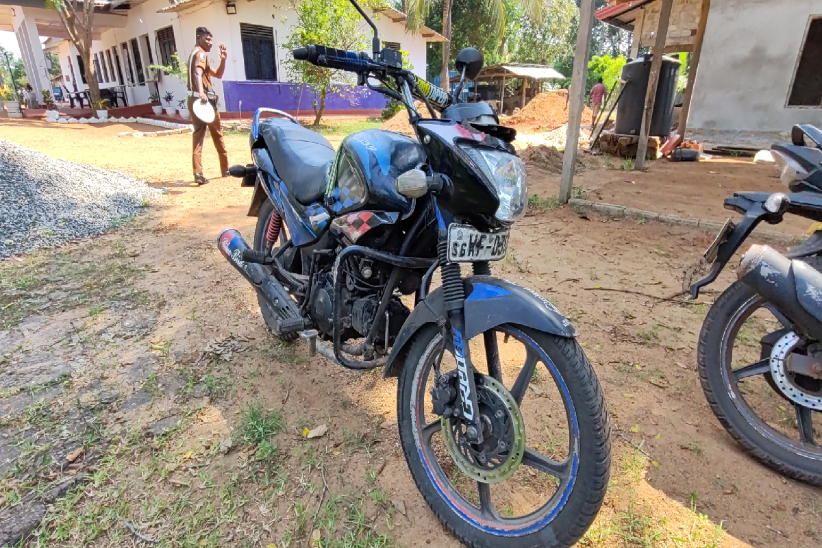 வவுனியாவில் நள்ளிரவு நேரம் இடம்பெற்ற விபத்து : ஒருவர் ஸ்தலத்தில் பலி | One Person Died On The Spot Accident In Vavuniya வவுனியாவில் நள்ளிரவு நேரம் இடம்பெற்ற விபத்து : ஒருவர் ஸ்தலத்தில் பலி | One Person Died On The Spot Accident In Vavuniya