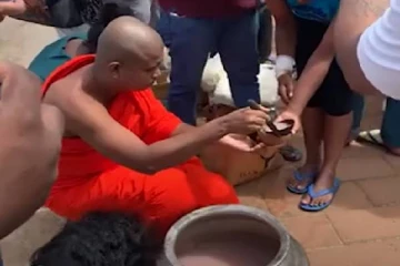 முதல்முறையாக  முள்ளிவாக்கால் கஞ்சி வழங்கிய பௌத்த பிக்கு!
