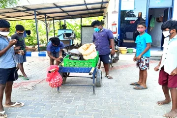காய்கறிகள் விற்று படிப்புக்கு பணம் சேர்க்கும் பள்ளி தஞ்சாவூர் மாணவர்கள்