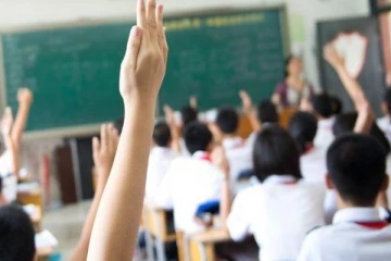 பாடசாலை வராமல் இருக்கும் மாணவர்களின் பெற்றோர்களுக்கு இனி சிறை தண்டனை!