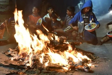 போகி பண்டிகை பழைய பொருட்களை எரித்து தை திருநாளை வரவேற்கும் மக்கள்