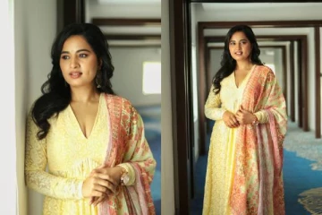 ஹோம்லியாக வலம் வரும் நடிகை ஸ்ருஷ்டி டாங்கே.. லேட்டஸ்ட் ஸ்டில்ஸ் வைரல்