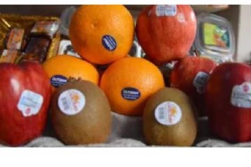 பழங்களில் எதற்காக ஸ்டிக்கர் ஒட்டப்படுகிறது? இது தெரிஞ்சா நீங்க பழமே வாங்கமாட்டீங்க..!!