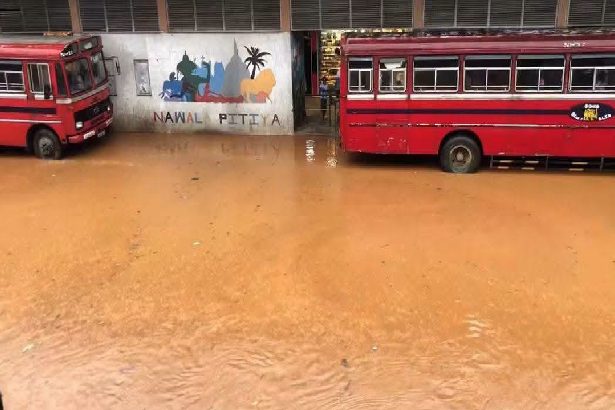 சீரற்ற வானிலை ; வௌ்ளத்தில் மூழ்கிய நாவலப்பிட்டி பேருந்து நிலையம் | Bad Weather Floods Nawalapitiya Bus Station சீரற்ற வானிலை ; வௌ்ளத்தில் மூழ்கிய நாவலப்பிட்டி பேருந்து நிலையம் | Bad Weather Floods Nawalapitiya Bus Station