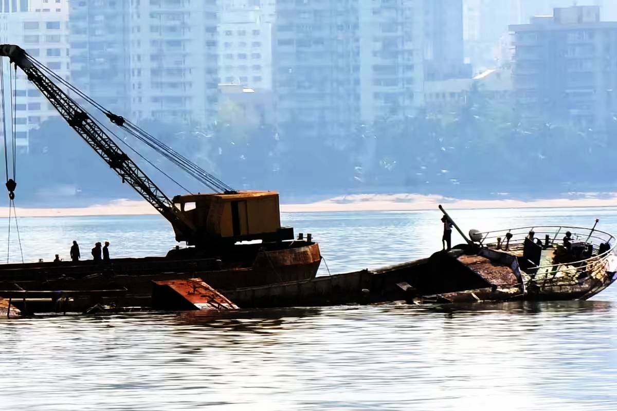 இலங்கை கடற்பரப்பிற்குள் மூழ்கிய ஈரானிய கப்பல்...! கடற்படையின் விசேட அறிவிப்பு | Iranian Ship Accident Dead Bodies Found Sl Navy