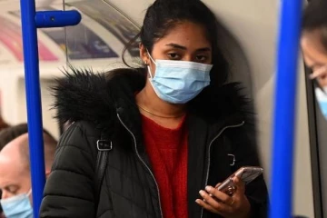 பிரிட்டனில் 16 வினாடி மாஸ்க்கை கழட்டிய நபரின் பரிதாப நிலை