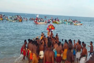 யாழ். வல்லிபுர ஆழ்வார் ஆலய தீர்த்தோற்சவம் ; பல பாகங்களிலுருந்த புடைசூழ்நத மக்கள்!