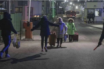 உக்ரைனில் இருந்து சாரை சாரையாக வெளியேறும் மக்கள் - அதிகரிக்கும் பதற்றம்