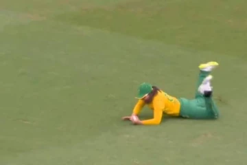 அசத்தலாக தாவிப் பிடித்த கேட்ச்! கைதட்டலால் அதிர்ந்த மைதானத்தின் வீடியோ