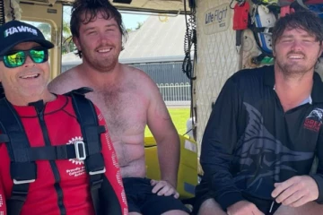 4 மணி நேரமாக கடலில் தத்தளித்த இரண்டு சகோதர்கள் பத்திரமாக மீட்பு!