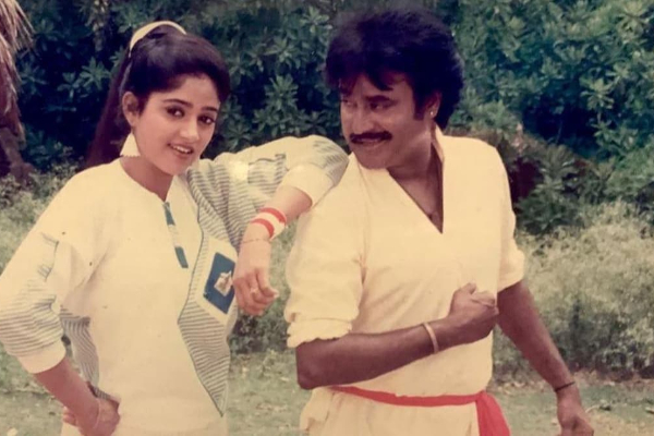 நடிக்க மறுத்து அவமானப்படுத்திய நடிகை நதியா.. பழிவாங்க கேரள நடிகையை இறக்குமதி செய்த விஜயகாந்த்.. | Nadhiya Avoid To Act With Black Actor Tamil Cinema