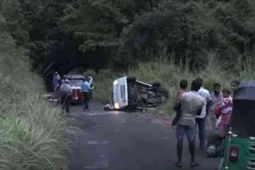 இலங்கையை உலுக்கிய கோர விபத்து ; சுற்றுலா சென்ற நால்வர் பலி