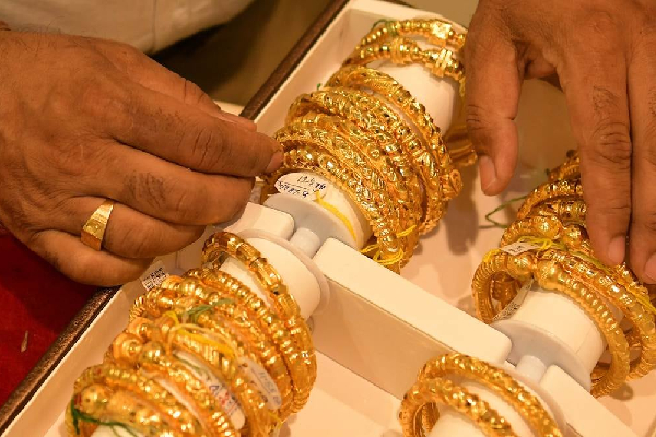 தங்கத்தை தூக்கி சாப்பிட்ட வெள்ளி - விலையை கேட்டா ஆடிப்போயிருவீங்க | Today January 19 2026 Gold And Silver Price