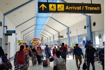 கடவுச்சீட்டை பெற முண்டியடிக்கும் மக்கள்; ஒரே நாளில்  வழங்கப்பட்ட  2500 டோக்கன்கள்