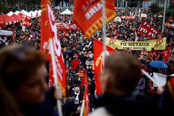 பிரான்ஸில் இன்று ஆர்ப்பாட்டத்தில் குதித்த மக்கள்! | Today In France People Protest