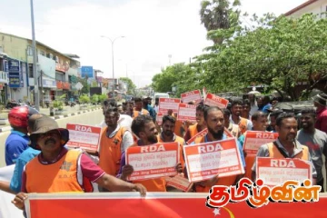 மட்டக்களப்பில் வீதி அதிகார சபையில் கடமையாற்றும் தற்காலிக ஊழியர்கள் போராட்டம்