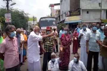 கொரோனா தடுப்பூசிகளுக்கு தட்டுப்பாடு: ஏமாற்றத்தால் சாலை மறியலில் ஈடுபட்ட மக்கள்