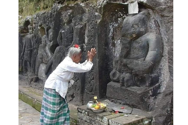 வெளிநாடொன்றில் நீர்வீழ்ச்சிக்கு அருகே கம்பீரமாக காட்சியளிக்கும் இந்து கடவுள்கள்! (Photos) | Bail Workship Tamils Shivalingam Nagam Waterfall வெளிநாடொன்றில் நீர்வீழ்ச்சிக்கு அருகே கம்பீரமாக காட்சியளிக்கும் இந்து கடவுள்கள்! (Photos) | Bail Workship Tamils Shivalingam Nagam Waterfall