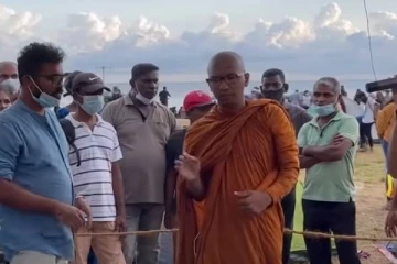 காலி முகத்திடல் போராட்டத்தில் தமிழில் பாடப்பட்ட தேசிய கீதம்: குழப்பத்தில் ஈடுபட்ட பிக்கு (VIDEO)