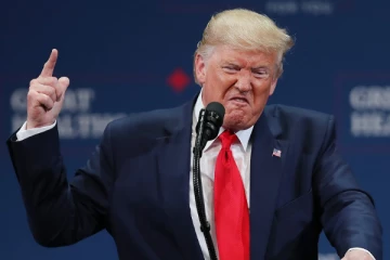 வரிகளை எதிர்ப்பவர்கள் முட்டாள்கள் ; எகிறும் ட்ரம்ப்